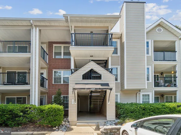 3303 Wyndham Cir APT 243, Alexandria, VA 22302