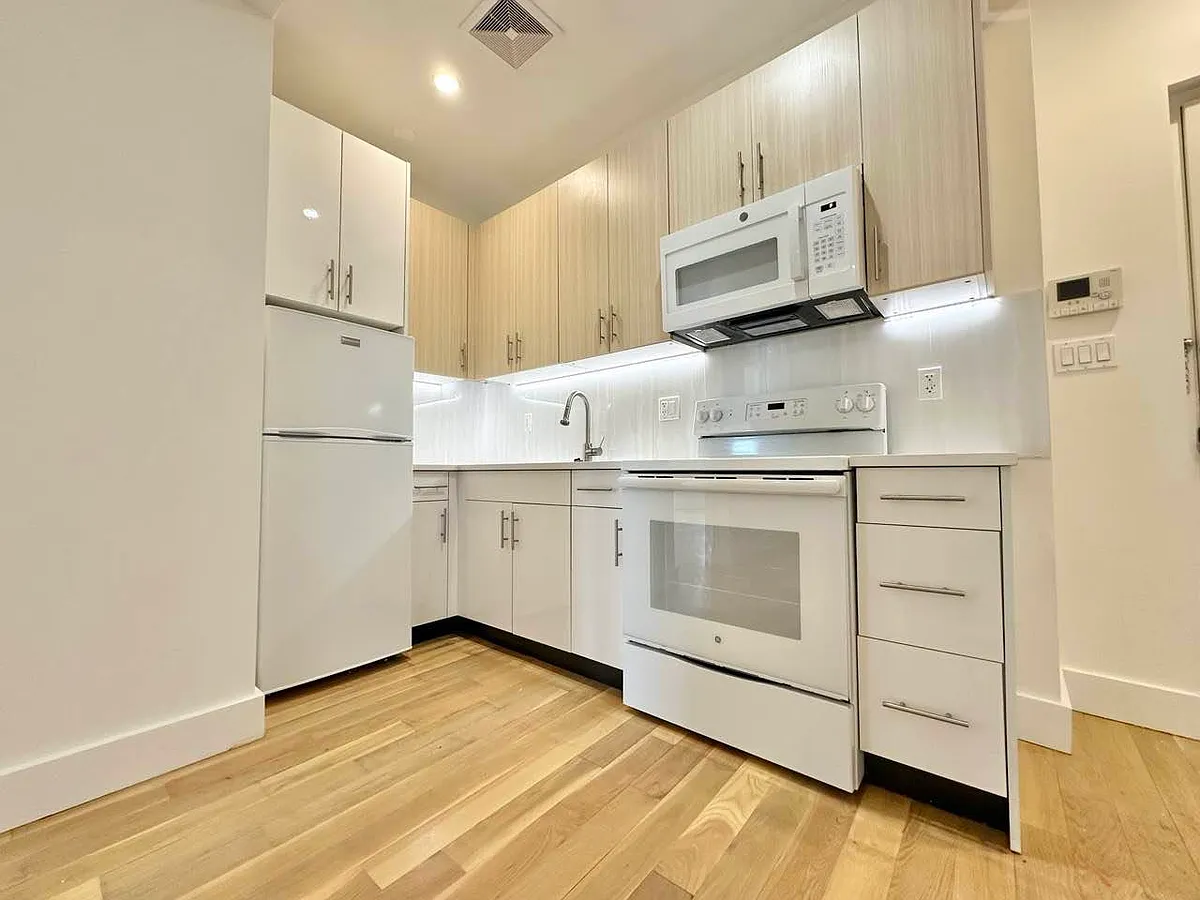 Building Photo - 818 Lexington Ave #3G