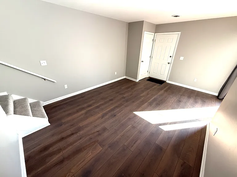 102 W Countryside Pkwy #C — Photo 2