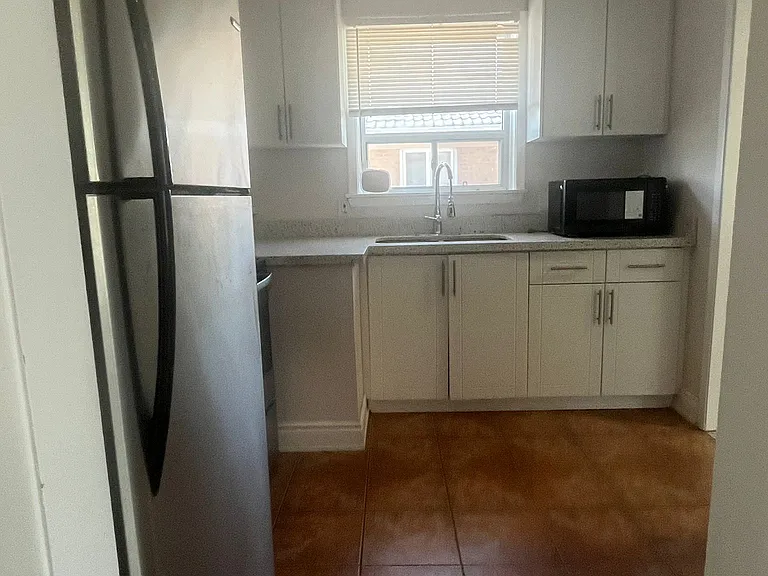 75 McMurchy Ave S #UPPER — Photo 4