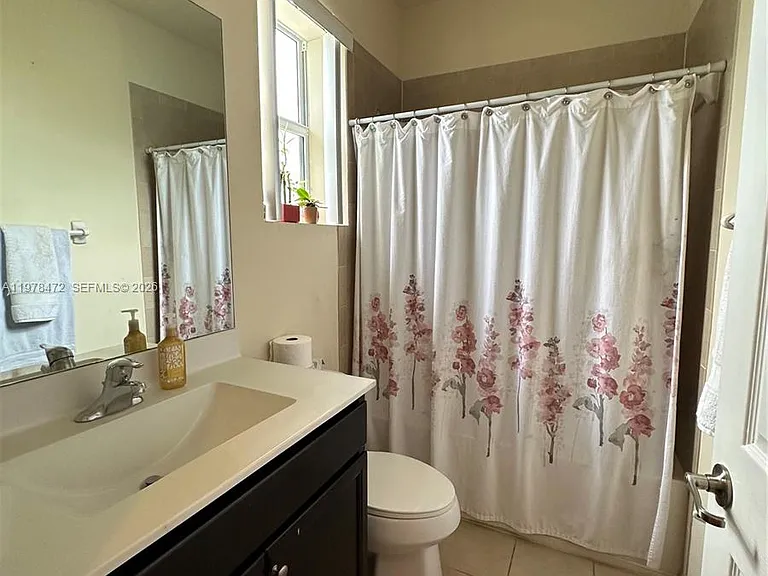 133 SE 28th Ter #8 — Photo 26