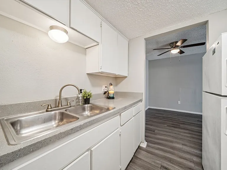 Cedar Park Apartments — Photo 13