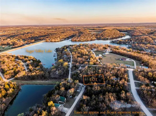 114 W Sugar Lake Dr, Mound City, KS 66056