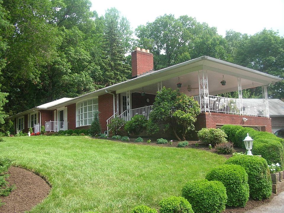 Side porch is perfect for crab feasts!