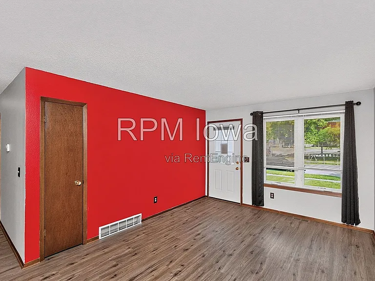 1614 NW Applewood St — Photo 5