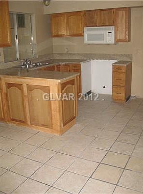 2nd image of 401 Ash St