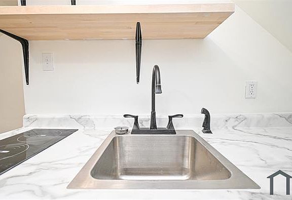 5th image of 3420 Woodburn Ave #3