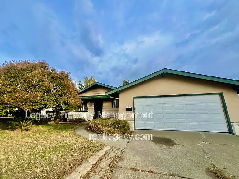 280 Markham Ave — Photo 2