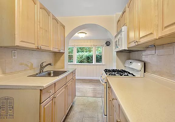 5th image of 3945 43rd St
