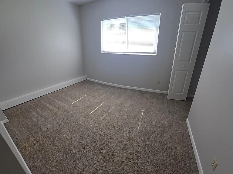 712 Newport Dr — Photo 21