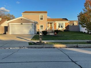 1887 Scarboro Dr, Glendale Heights, IL
