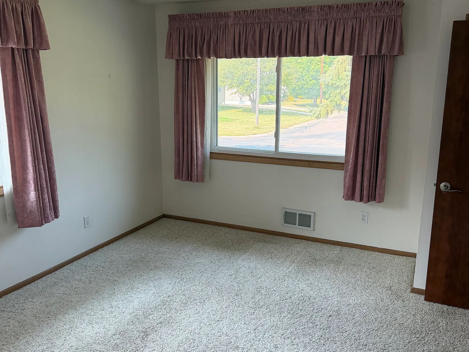 3 bed, $2,100 — Photo 2