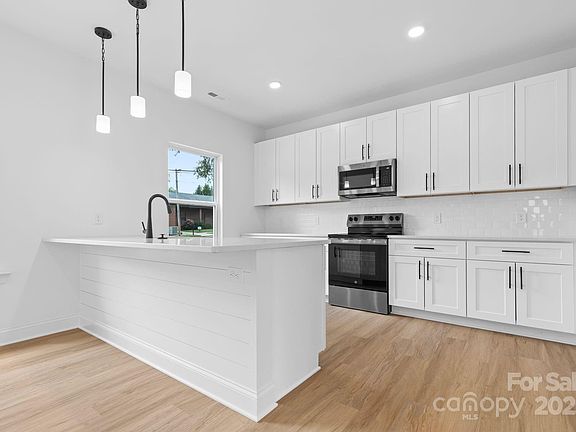 3rd image of 810 Wesley Dr