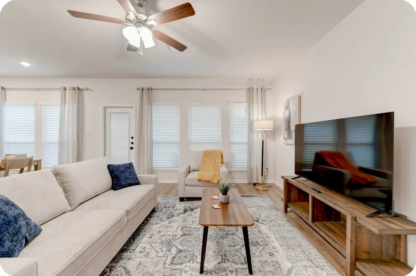 4 bed, 1789 sqft, $4,200 — Photo 3
