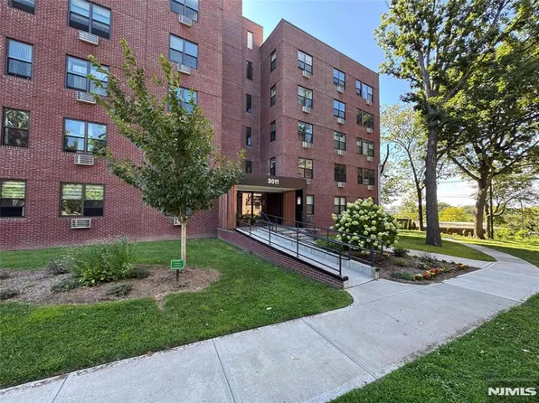3011 Edwin Ave APT 2H, Fort Lee, NJ 07024