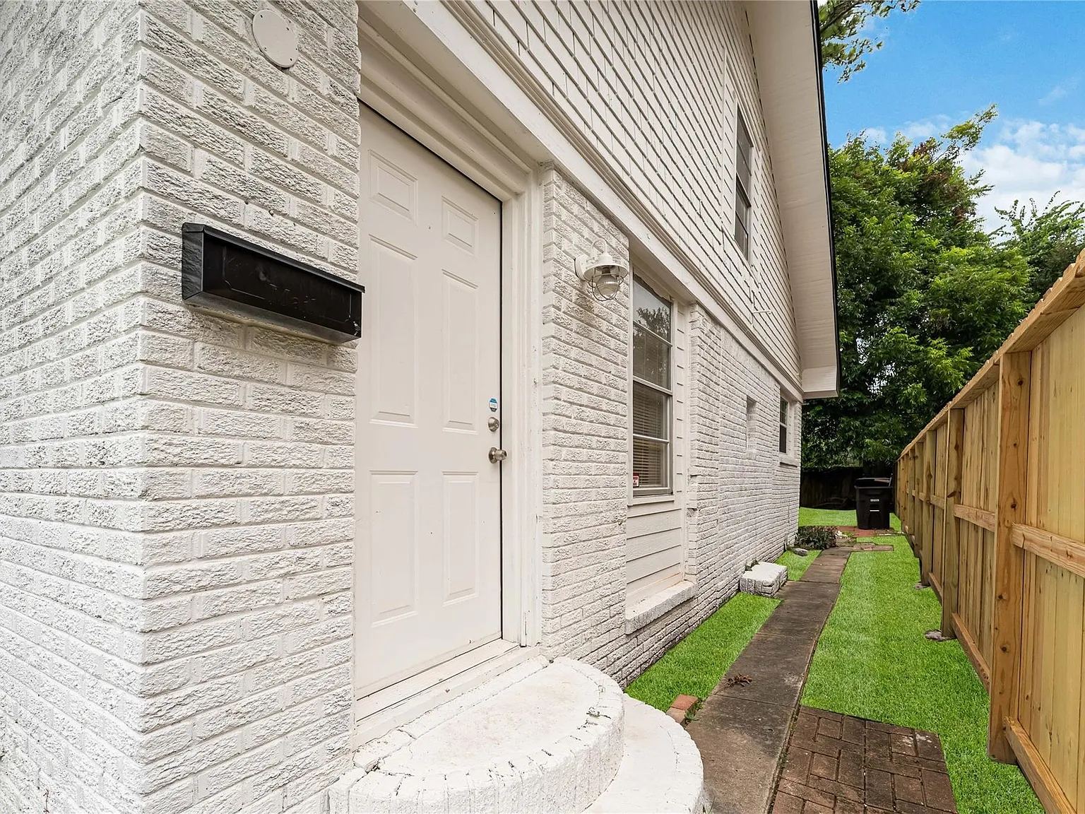 2 bed, 1.0 bath, 2216 sqft, $1,300 — Photo 2
