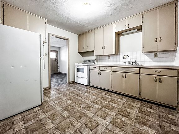 4th image of 2809 N Plum St