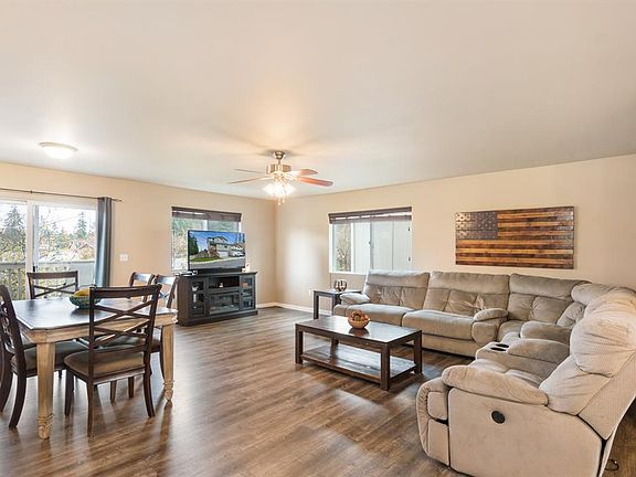 4th image of 2211 SE Upchurch Way