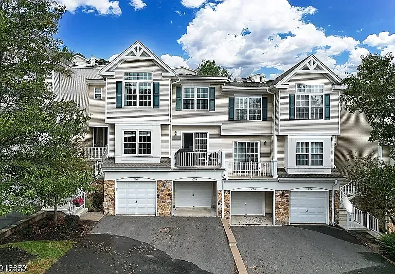 1066 Shadowlawn Dr — Photo 1