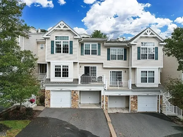 1066 Shadowlawn Dr, Green Brook, NJ 08812