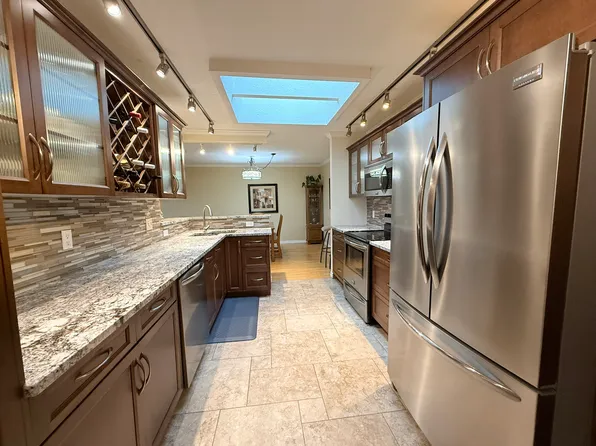 1580 Springfield Rd Unit 205, Kelowna, BC V1Y 5V4