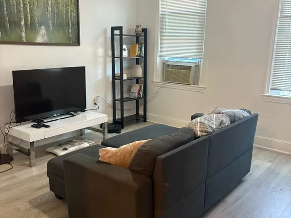 221 35th St NE APT 4, Washington, DC 20019