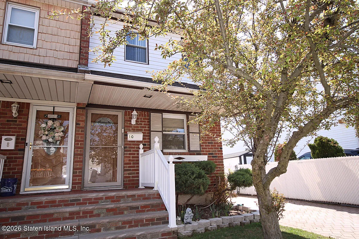 10 Berry Ave W photo 1