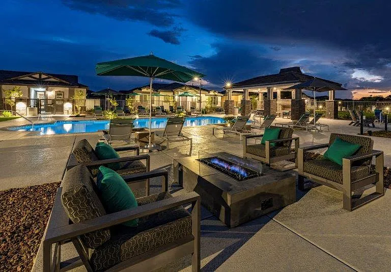Vlux at Peoria Heights — Photo 11