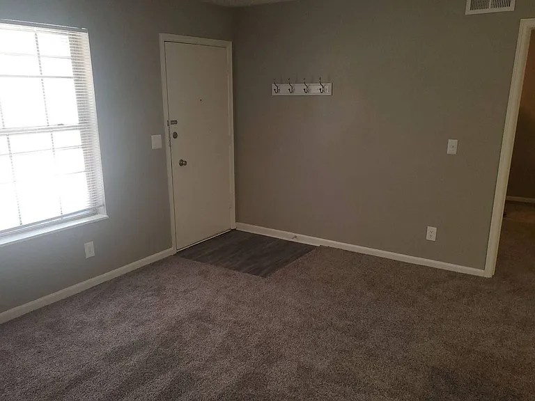 Stratford East Apartments — Photo 18