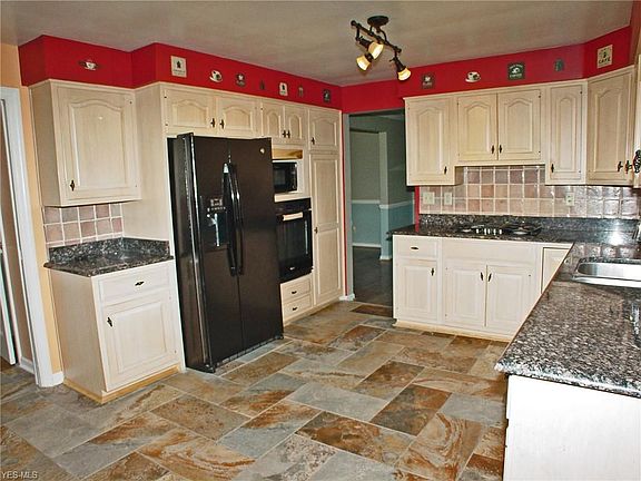 5th image of 129 Sharon Dr