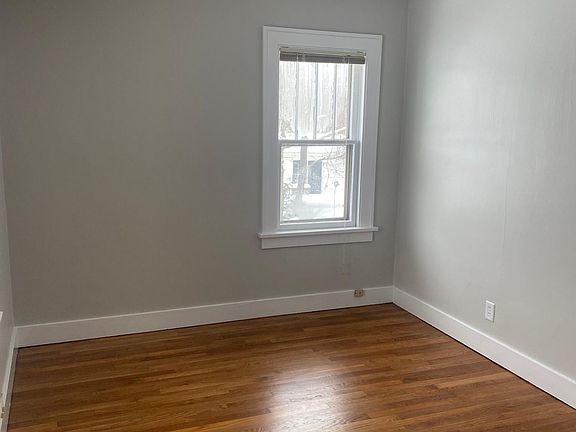 5th image of 610 Barnett St NE