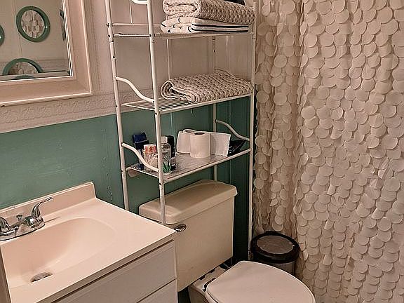 Front bathroom tub and showe