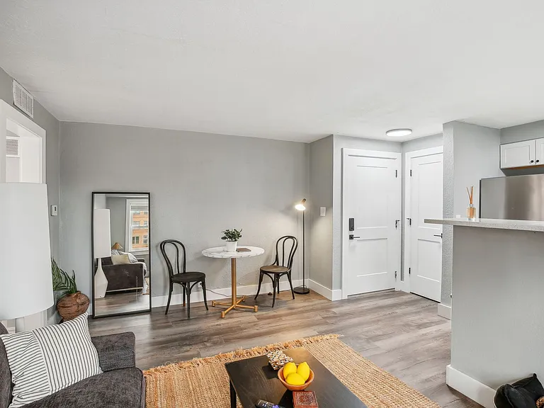 Broadway 46 Apartments — Photo 15