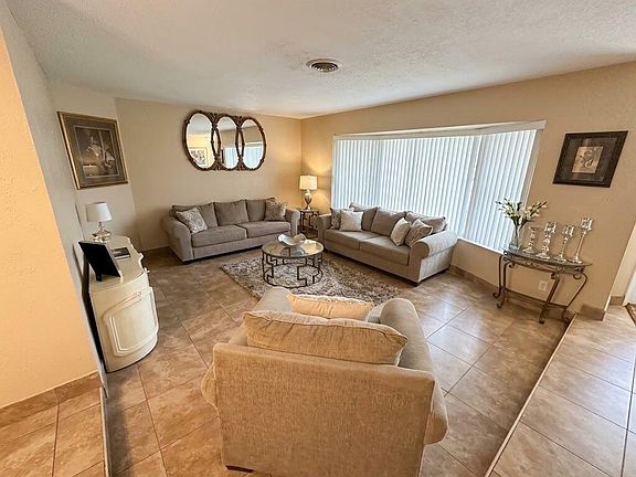 4th image of 820 SW 49th Terrace