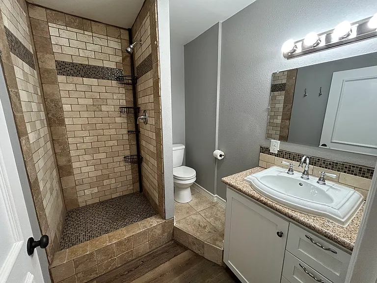 1608B Crockett St — Photo 13