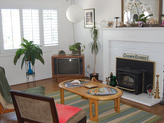 Oringal hardwood floors, beautiful wood mantle