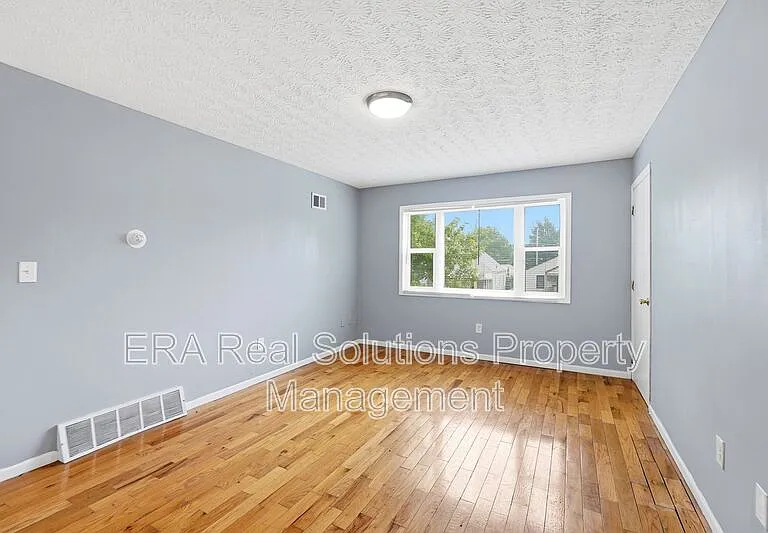 977 13th Ave — Photo 8