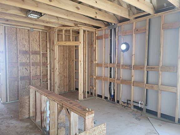 112 Rocking R Court Interior Image 3