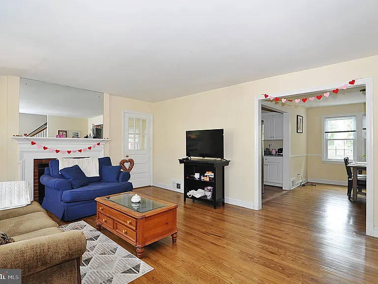 2124 N Troy St — Photo 2