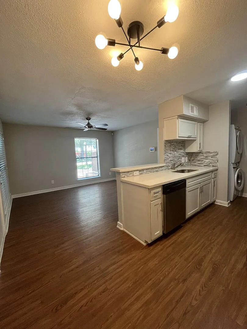 Dream Montrose - 400 Westmoreland Street — Photo 1