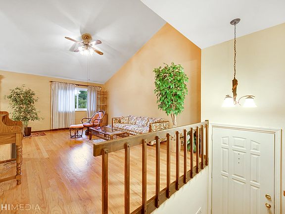5th image of 29W412 Thornwood Ln
