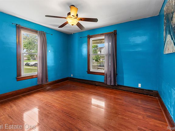 5th image of 805 E 2nd St