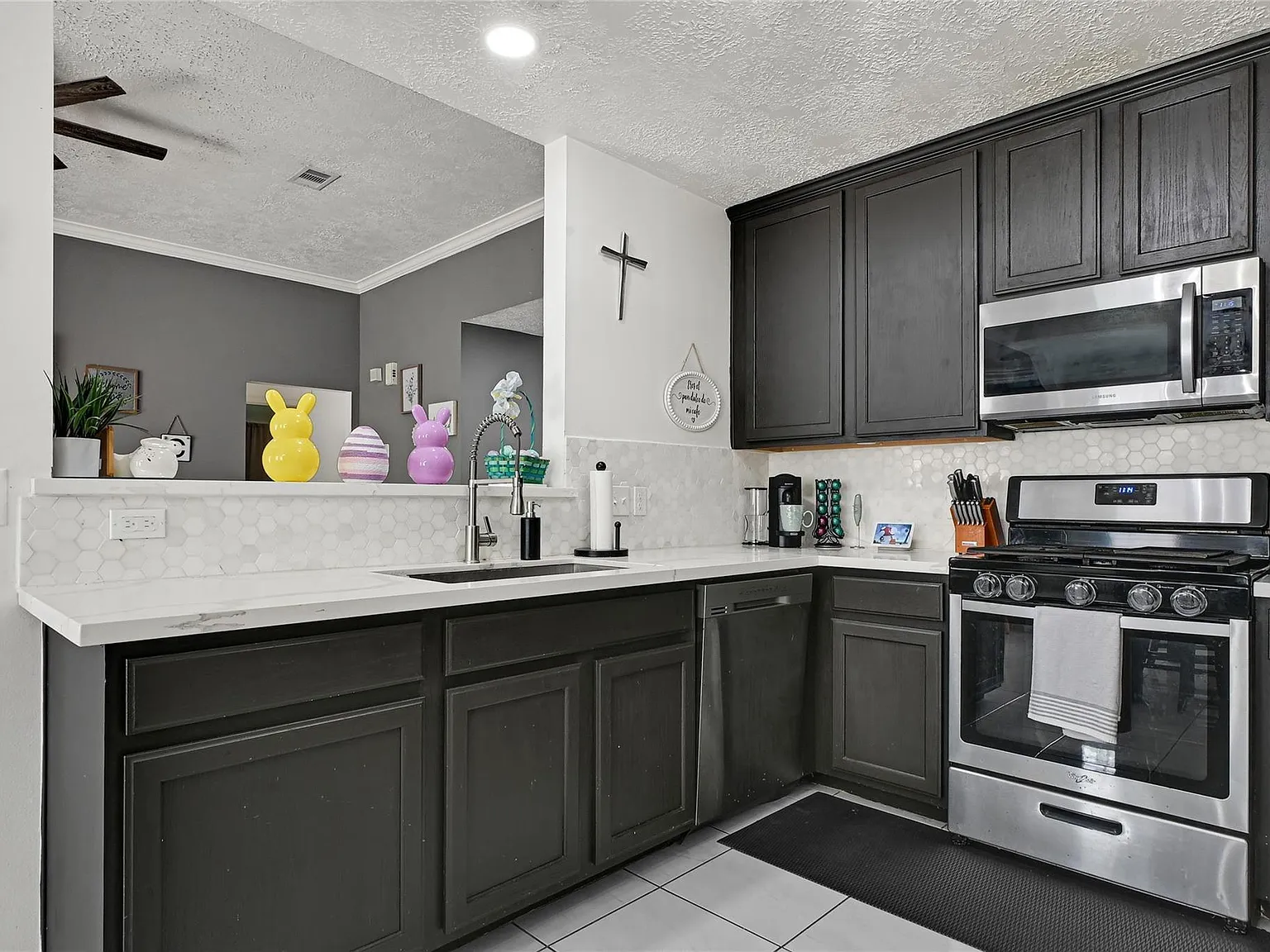 3 bed, 2.0 bath, 1556 sqft, $1,700 — Photo 3