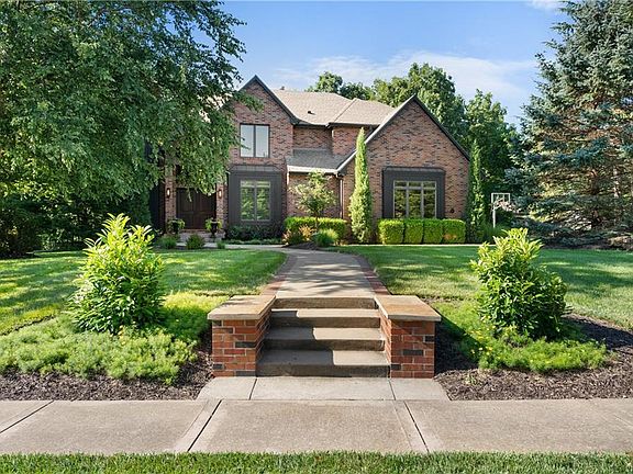 2nd image of 301 NW Rockhill Cir