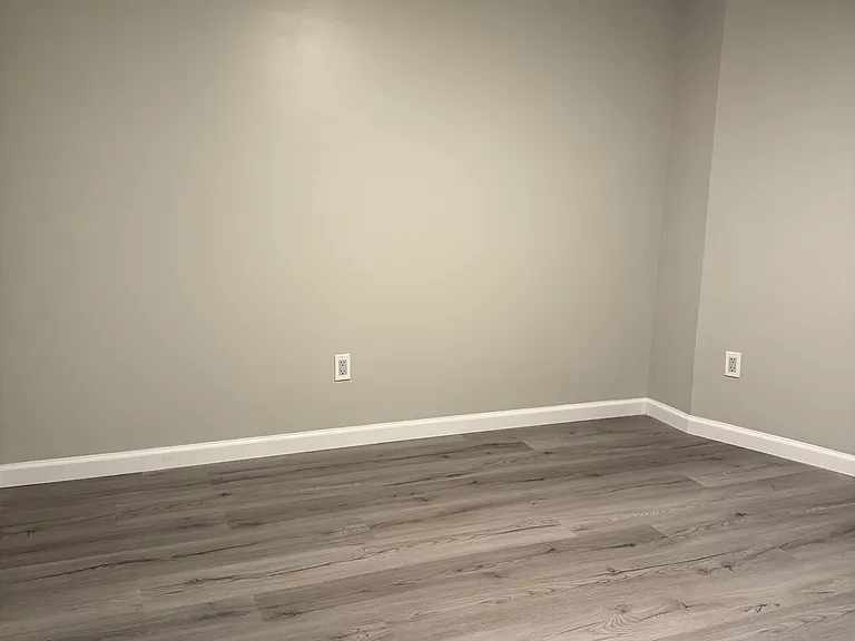 1040 Laurie Ln — Photo 5