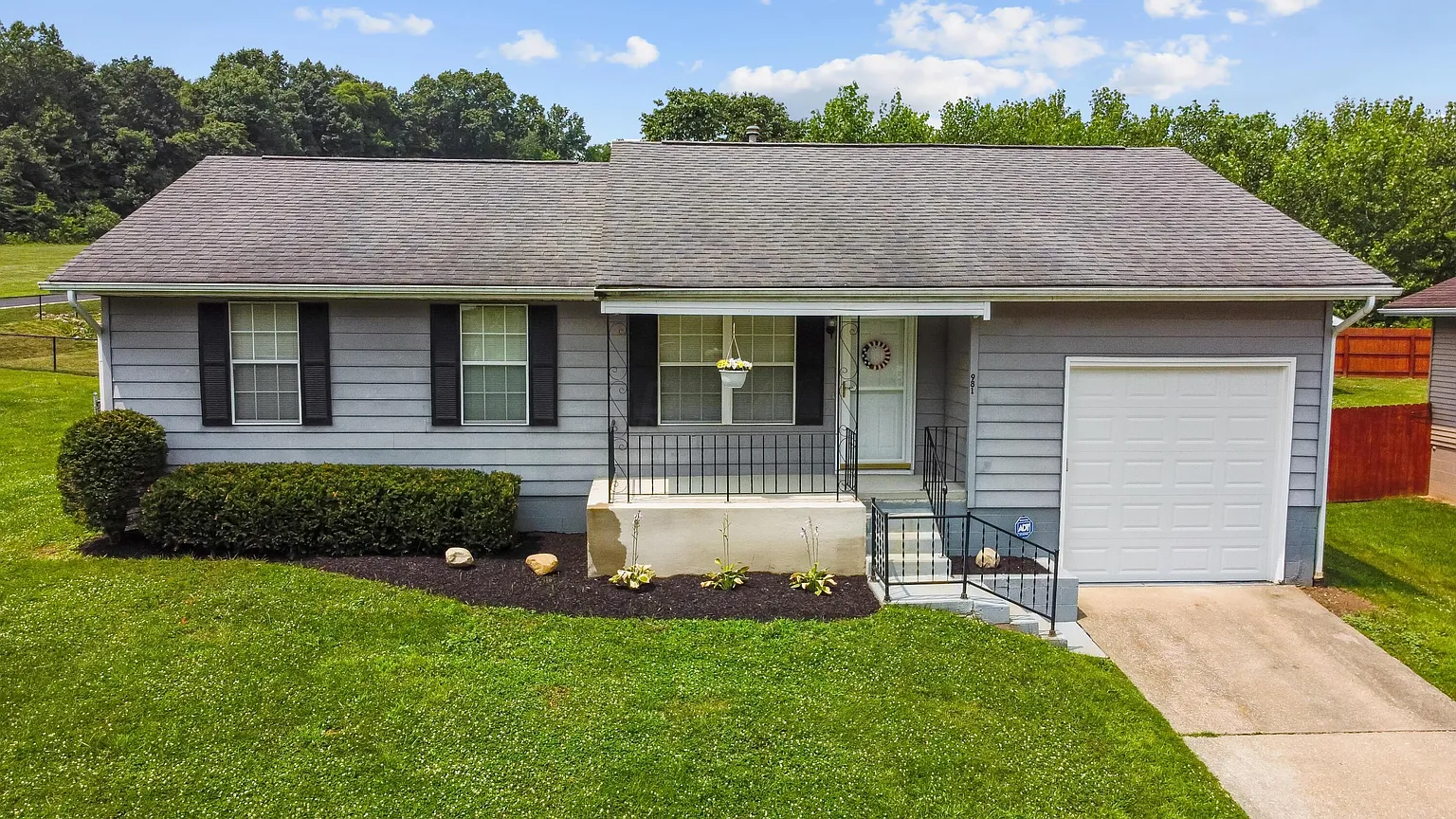981 Elizabeth Dr photo 1
