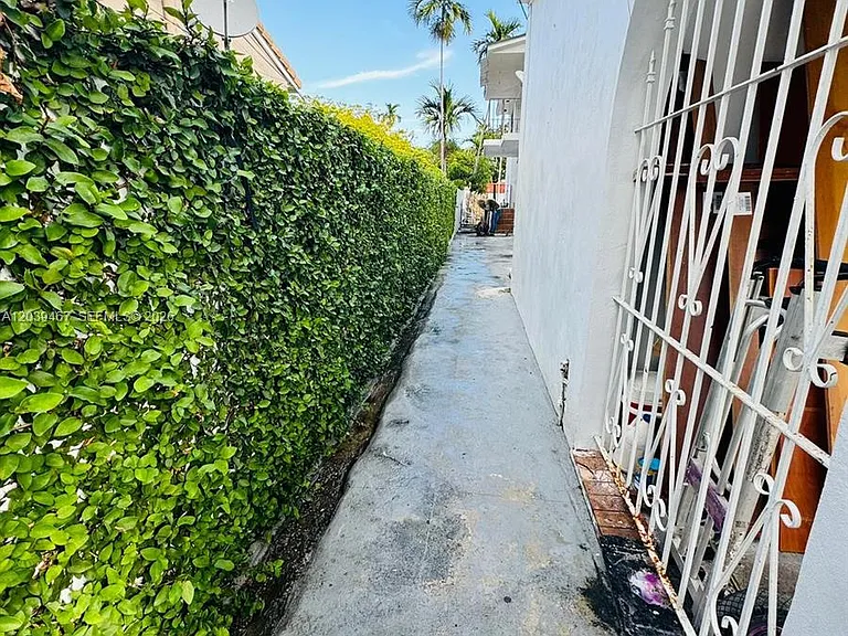 215 NW 35th Ave #UP — Photo 2