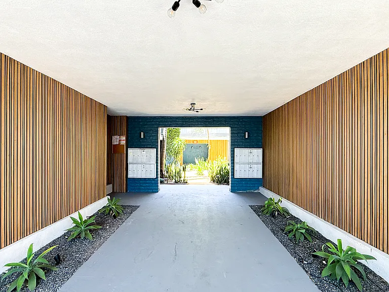 2233 S Ridgeley Dr #303 — Photo 22