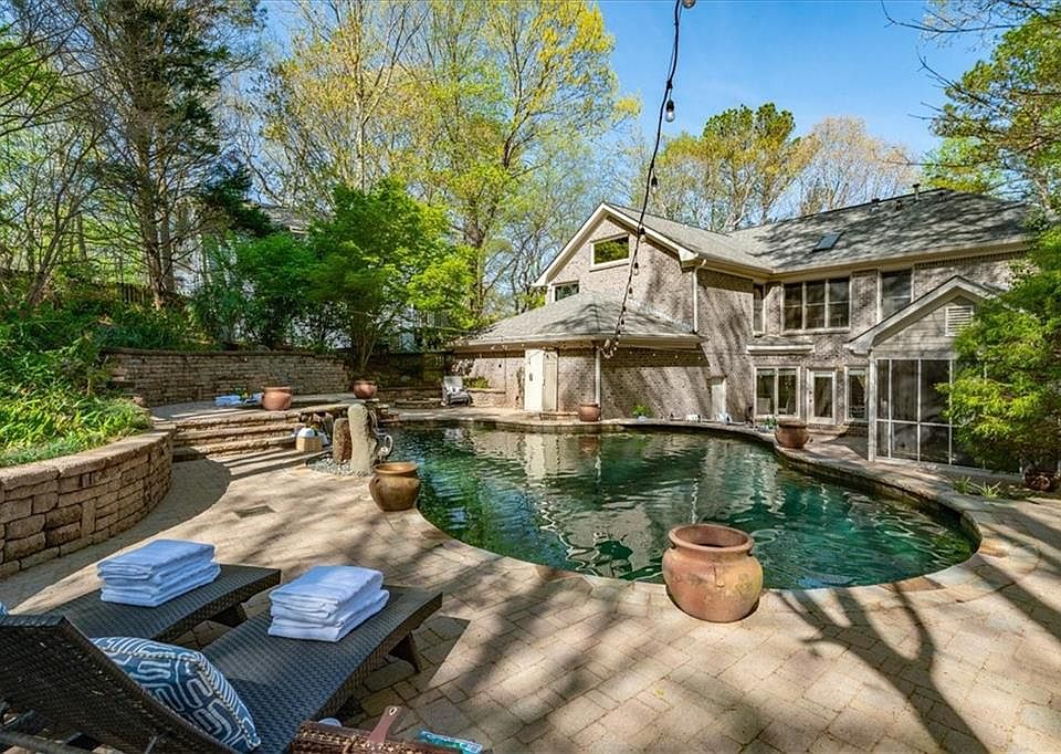 1st image of 649 Lakeshore Dr