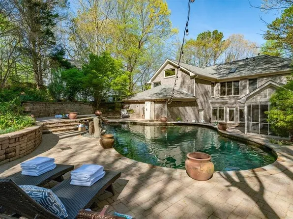 649 Lakeshore Dr, Berkeley Lake, GA 30096